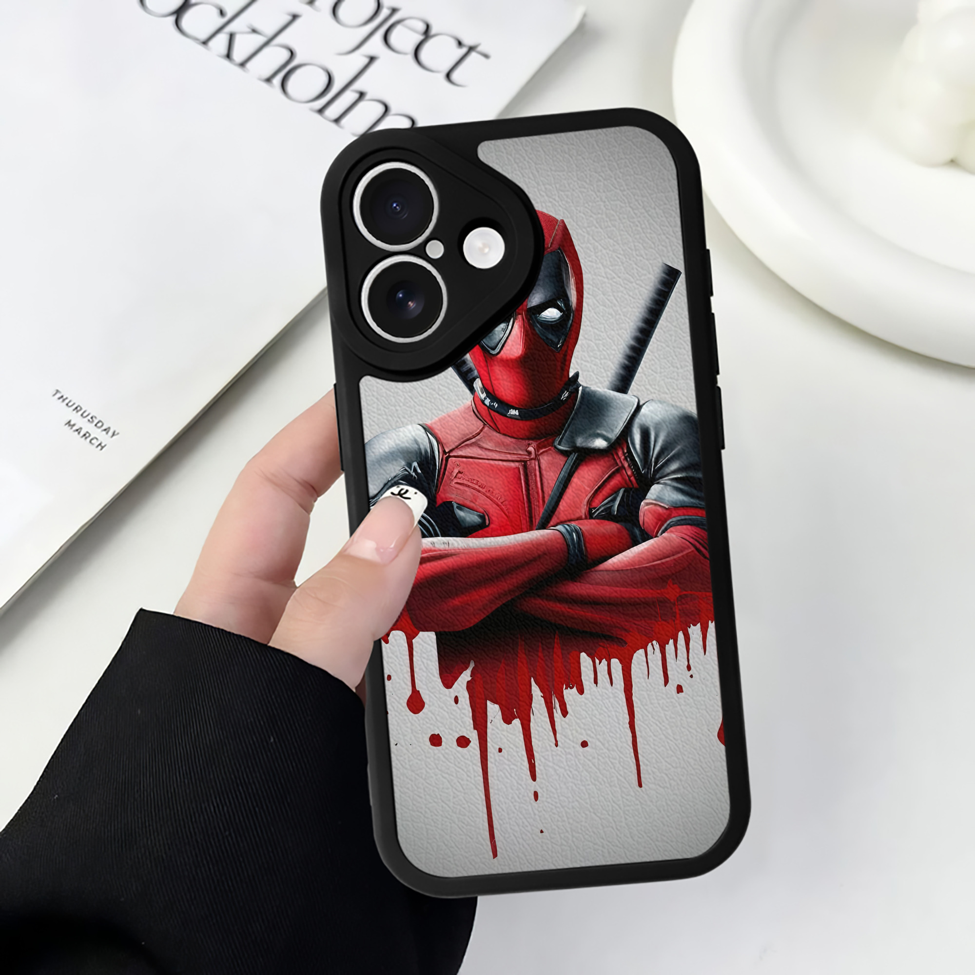 （画像用） Deadpool デッドプール 【iPhone 16シリーズ対応】シリコンスマホケース（レザー調） 材質：シリコン